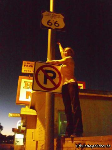 Mama auf Route 66: Mama (Katy) klettert auf eine Mauer in Seligman (Arizona)
für ein "Beweisfoto" mit einem original Straßenschild,
dass sie auf der legendären Route 66 unterwegs war