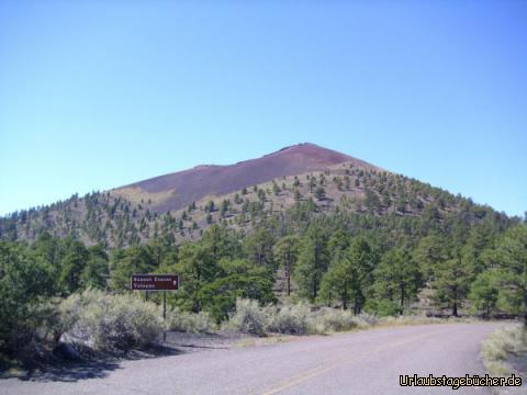 Sunset Crater: der kleine Vulkan Sunset Crater erhebt sich nur 300 m über seine Umgebung
und ist Namensgeber des Sunset Crater Volcano National Monument in Arizona
(da der Vulkan auf dem Colorado-Plateau liegt, ist er tatsächlich 2451 m hoch)