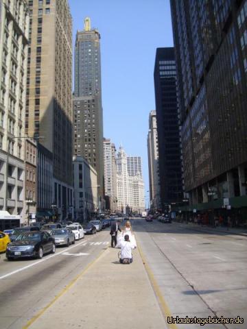 Michigan Ave: das Erste, was wir von Chicago sehen,
als wir die Millennium Station der Metra verlassen,
ist die Häuserschlucht der Michigan Avenue
(wie man sieht, auch ein beliebtes Motiv bei Brautpaaren)