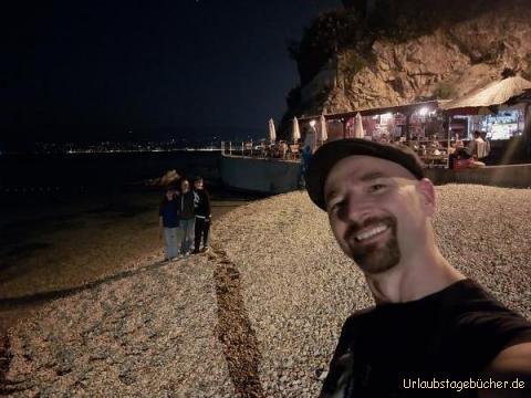 wir am Strand in Rijeka: als wir nach langer Fahrt in Rijeka (Kroatien) am Strand ankommen 
ist die Sonne schon lange untergegangen 