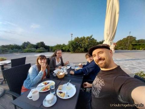Frühstück: wir vor dem Hostel Dharma in Rijeka (Kroatien)
bei unserem allerersten vegetarischen Frühstück 