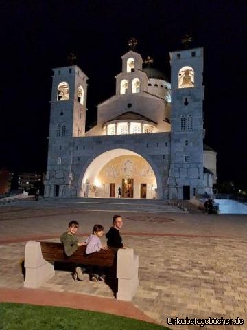 wir vor der Kathedrale der Auferstehung Christi: wir beenden unseren Stadtspaziergang durch Podgorica, der Hauptstadt von Montenegro
an der Kathedrale der Auferstehung Christi