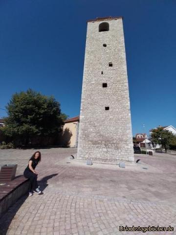 Sahat Kula: fast direkt neben unserem Hotel steht der Glockenturm Sahat Kula
und davor sitzt Mama (Katy) auf der Bank