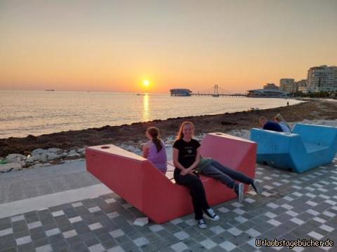 Sonnenuntergang: am Strand von Durrës sehen wir die Sonne über dem Meer untergehen 