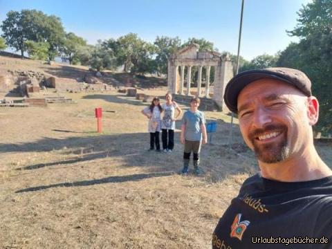 wir in Apollonia: hier sind wir vor dem restaurierten Monument der Agonotheten, Bestandteil des Buleuterion
im Apollonia Archaeological Park bei der Stadt Fier (Albanien)