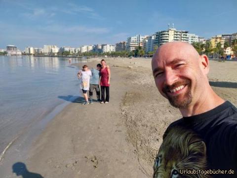 wir am Strand von Vlorë: nach dem Frühstück gehen wir nochmal kurz an den Strand
vor unserem Hotel Marina Premium in Vlorë (Albanien)