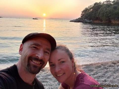 Sonnenuntergang: während Viktor und ich vor dem Fernseher chillen,
schauen sich Mama (Katy) & Papa (Eno) den Sonnenuntergang an,
am zum Aqua Oliva Resort gehörenden Strand 