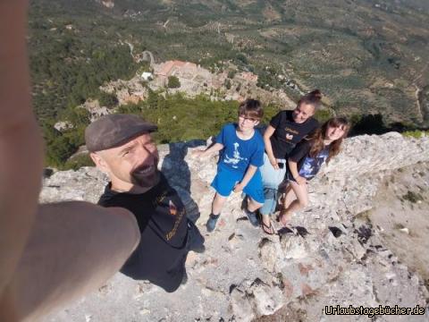 wir in Mystras: nach langem und anstrengendem Aufstieg auf die Festung von Mystras 
haben wir einen tollen Blick auf den Palast und die Kirchen, 
an denen wir auf dem Weg nach oben vorbei gekommen sind 