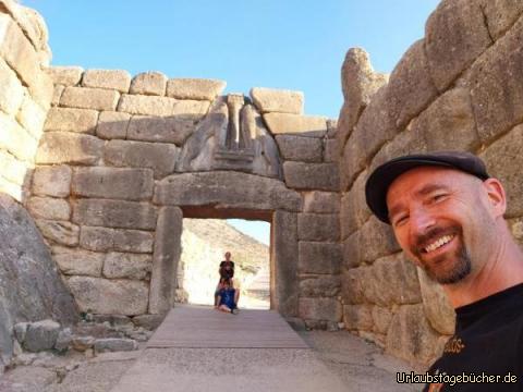 wir und das Löwentor : in der Ausgrabungsstätte von Mykene gehen wir natürlich auch durchs Löwentor