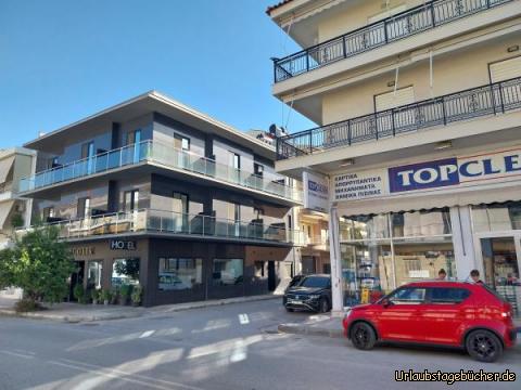 unser Hotel: in Nafplio übernachten wir im Hotel Argolis (links),
während unser Auto (rechts) vor dem Nachbarhaus übernachtet