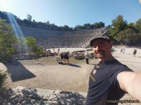 wir im Theater von Epidauros: wir besichtigen das für seine erstklassige Akustik berühmte,  riesige Theater von Epidauros aus dem Jahre 340 v. Ch.