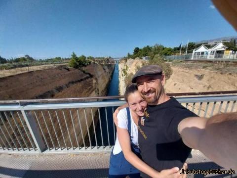 wir vor dem Kanal von Korinth: Mama (Katy) und Papa (Eno) auf einer Brücke über dem Kanal von Korinth 