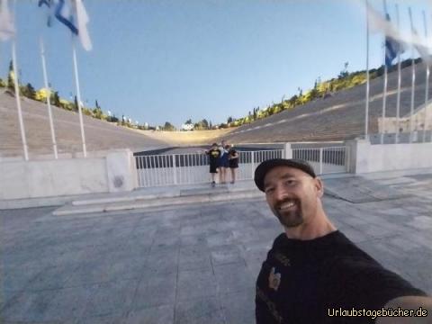 wir vor dem Panathinaiko-Stadion: hinter uns im Panathinaiko-Stadion in Athen fanden 1896 die ersten Olympischen Spiele der Neuzeit statt 