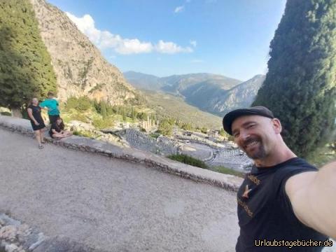 wir in Delphi : hier stehen wir über dem Theater und dem Apollontempel von Delphi, 
vor dem die Oberpriesterin einst orakelt hat