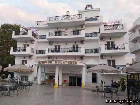 Olympion Melathron Hotel: heute übernachten wir am Strand von Platamonas im Olympion Melathron Hotel
(der Balkon links unten hinter dem Sonnenschirm gehört zu unserer kleinen Wohnung)