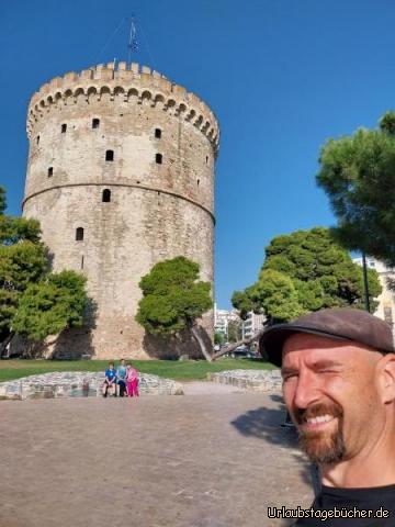 wir vorm weißen Turm: in Thessaloniki spazieren wir zuerst zum weißen Turm, 
der mit einer Höhe von 34 m ein Wahrzeichen der Stadt ist 