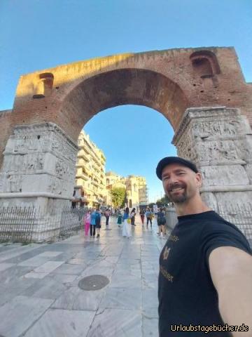 wir am Galeriusbogen: der aus dem Jahre 303 n.Ch. stammende Galeriusbogen steht einfach so mitten in Thessaloniki rum