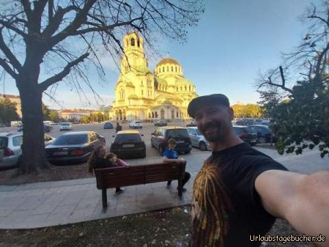 wir vor der Alexander-Newski-Kathedrale: in Sofia, der Hauptstadt Bulgariens, fahren wir direkt deren Wahrzeichen,
die Alexander-Newski-Kathedrale, an
und sehen auf dem Weg zahlreiche andere Sehenswürdigkeiten 