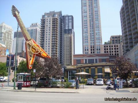 Hard Rock Cafe: Papa (Eno) und Viktor vor dem Hard Rock Cafe in Chicago