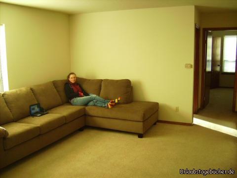 Sofa: unser riesiges Sofa, auf dem Mama (Katy) hier gerade sitzt, 
(das Allererste, was meine Eltern kauften, als sie vor anderthalb Jahren hier einzogen)
konnten wir natürlich nicht mitnehmen