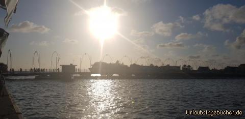 Queen Emma Bridge bei Sonnenuntergang: 