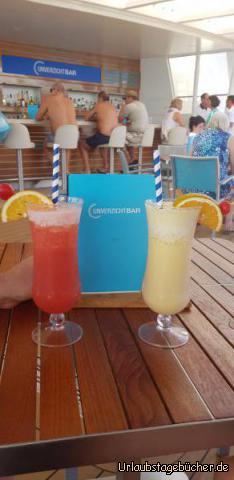 Cocktails an der Poolbar: 