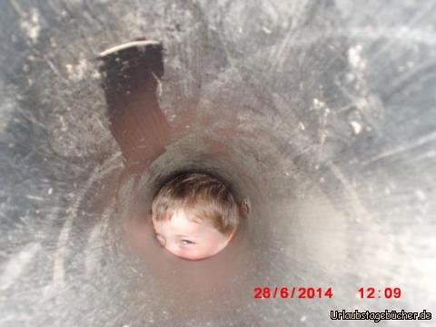 Wie sieht es denn da unten aus?: Durch dieses Rohr komme ich gleich gerutscht.