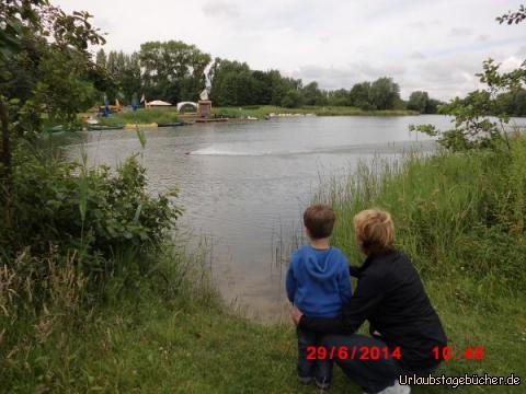 Badesee "Nordsee": ein ferngesteuertes Schiff