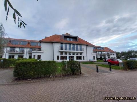 Holiday Suites Westende: unsere Unterkunft vergangene Nacht (mit unserem roten Flitzer davor):
Holiday Suites Westende