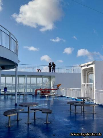 Sturm auf der Fähre : auf der Fähre von Calais nach Dover stürmt es so sehr,
dass Mama und Vivian fast die Haare wegfliegen