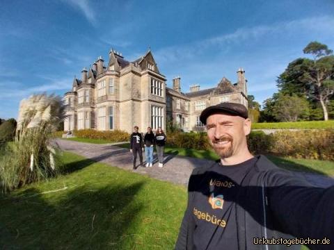 wir vorm Muckross House: vor dem Muckross House im Killarney National Park