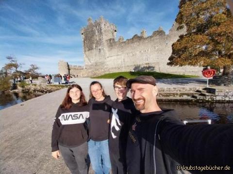 wir vorm Ross Castle: vorm Ross Castle im Killarney National Park