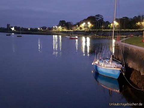 Kinvara Pier: das Kinvara Pier und Dunguaire Castle (ganz hinten links)