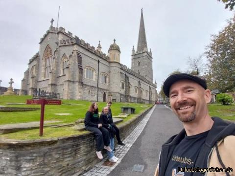wir vor der St. Columb’s Cathedral: vor der St. Columb’s Cathedral in Derry/Londonderry