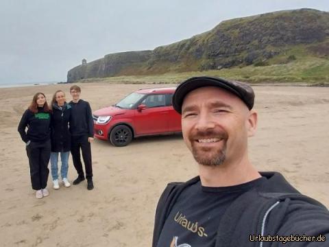 wir in Downhill: mit dem Auto am Strand von Downhill
mit dem Mussenden Temple ganz hinten links auf der Klippe 