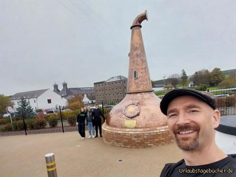 wir vor der Old Bushmills Distillery: vor der Old Bushmills Distillery, die als älteste Whiskybrennerei der Welt gilt 