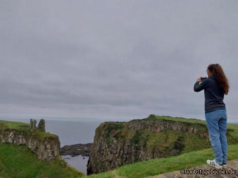 Katy knipst Dunseverick Castle: Mama (Katy) fotografiert die Ruinen vom Dunseverick Castle