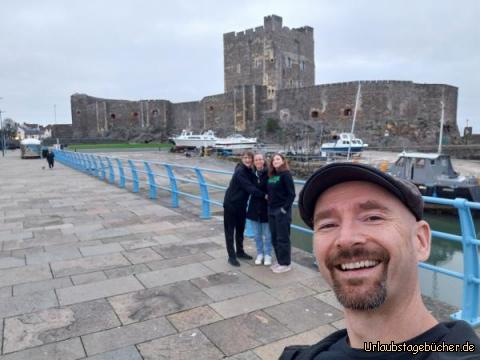 wir am Carrickfergus Castle: vor dem Castle in Carrickfergus