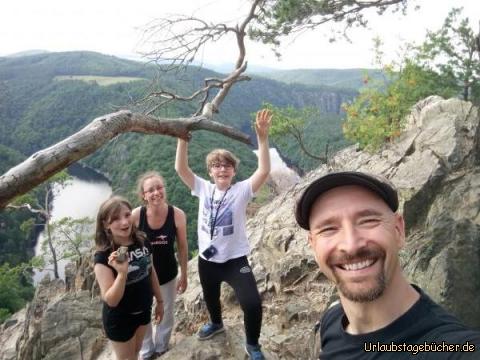 Vyhlídka Máj: die beeindruckende, hufeisenförmige Windung der Moldau hinter uns
sehen wir vom Aussichtspunkt Vyhlídka Máj aus