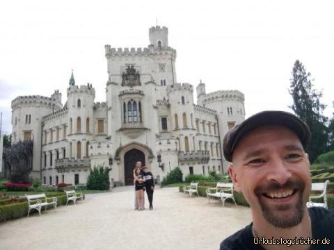 wir vor Hluboká nad Vltavou: nur wenige Kilometer vor Budweis besuchen wir
das Schloss Hluboká nad Vltavou (deutsch Schloss Frauenberg)