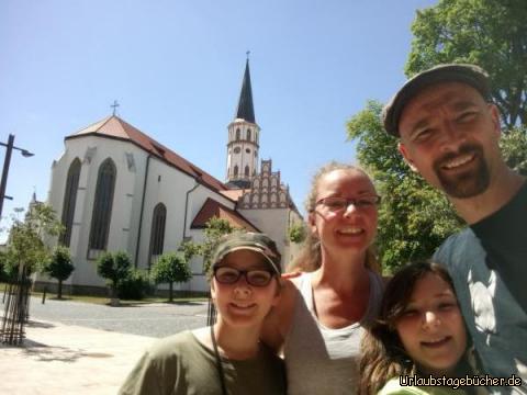 Wir vor St. Jakob: in Levoča, einer Stadt in der Slowakei, hinter der die Hohe Tatra aufragt,
besichtigen wir die Kirche St. Jakob, mit dem höchsten holzgeschnitzten Altar der Welt