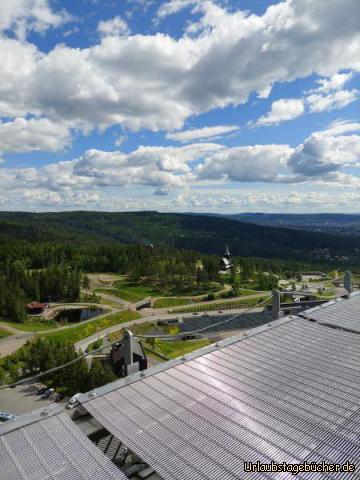 Blick von der Zwischenebene auf den Oslo Fjord: Zwischenstopp mit Blick auf die Stabkirche