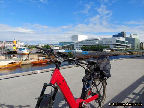 Mein Bike und die Moderne: E-Bike vor den Kunsttempeln.