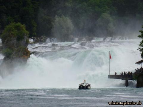 Rheinfall 2: Ausflugsboote fahren bis kurz unterhalb des Wasserfalls 