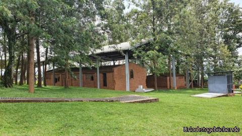 Gedenkstätte: In dieser kleinen Kirche, vollgedrängt mit Frauen und Kindern, hat die Mörderbande Löcher in die Wände geschlagen, und in einem regelrechten Blutrausch mit Macheten die verzweifelten Menschen abgeschlachtet.