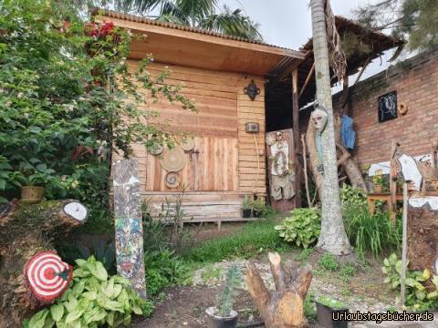 Cafe-Garten 5: Und in einer Ecke des Gartens hat wohl ein Künstler seine Klause ...