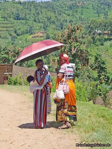unterwegs 3: jede 2. Frau hat ein Kind im Bauch oder auf dem Rücken!