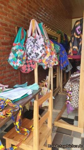 Der Verkaufsraum: Hier hängen die fertigen Unikate des kleinen Ladens