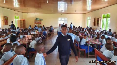 Im Eßsaal: Am Mittagstisch, mit anschliessendem Zähneputzen!