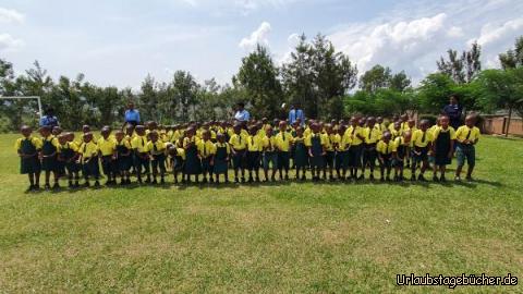 Auf dem Sportplatz: Bewegung im Gleichschritt,  mit Gesang!